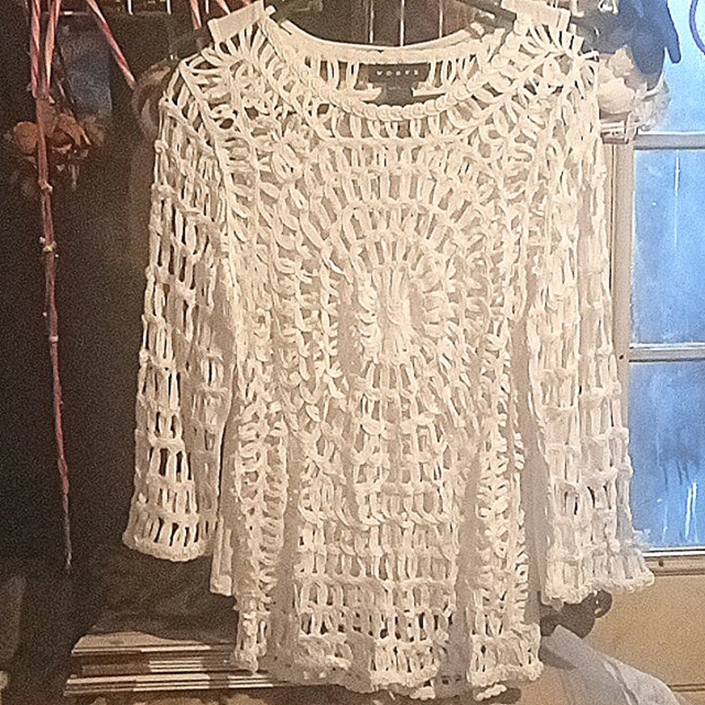 Weavz, M, White